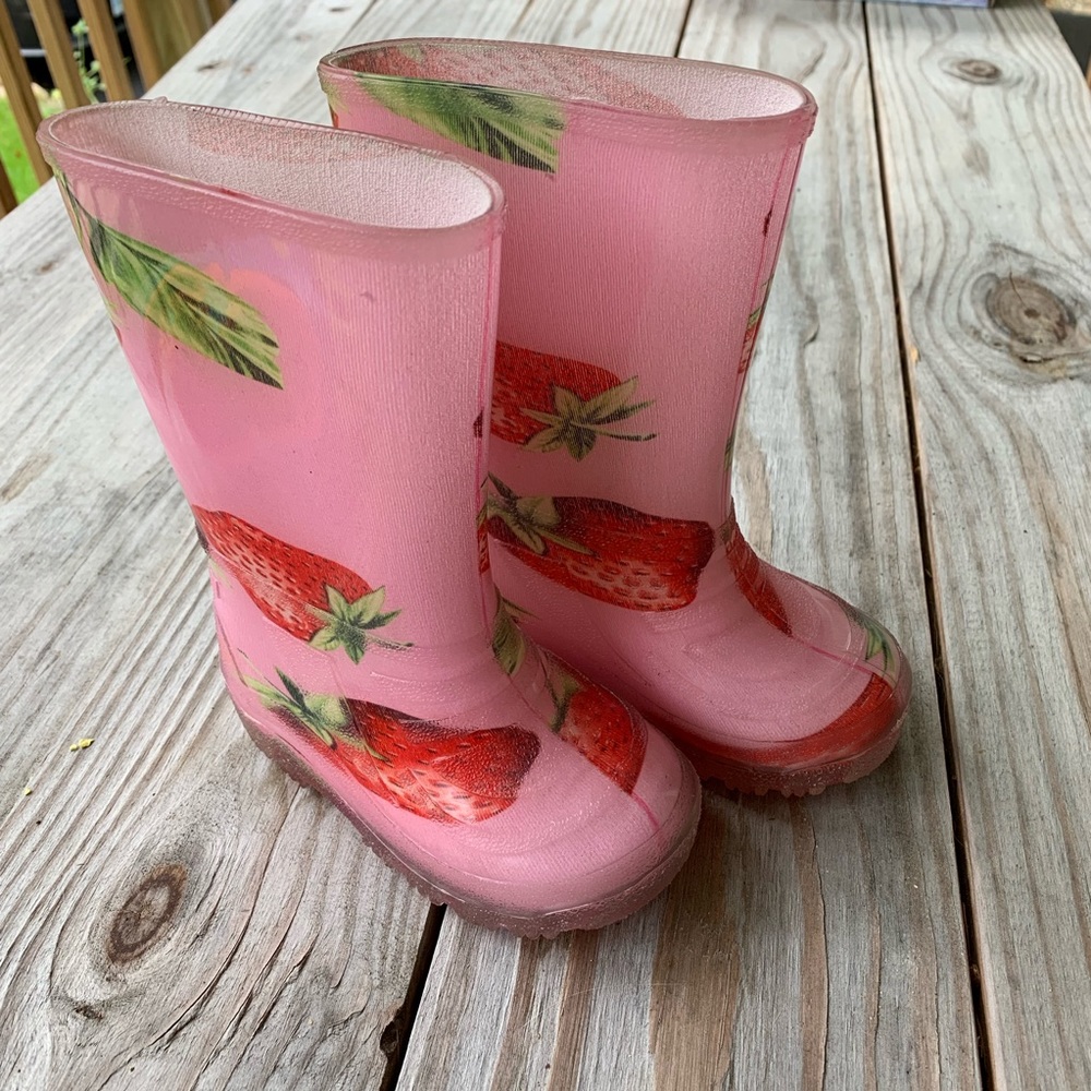 Toddler girl strawberry rubber rain boots 🍓